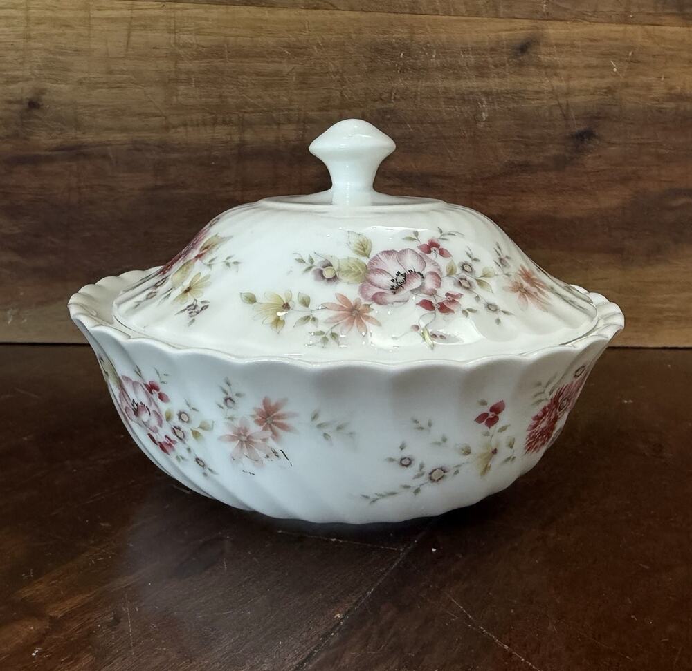 Vintage Wedgwood Posy Covered Sugar Bowl Lid Fine Bone China England Edme 6.5"